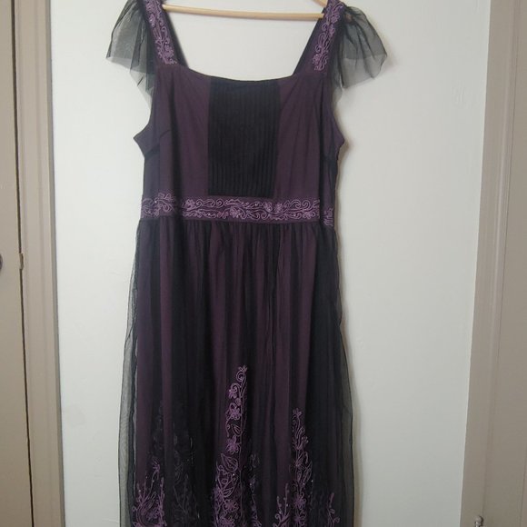 The Pyramid Collection Dresses & Skirts - NWT Pyramid Collection Dress Beaded Embroidered